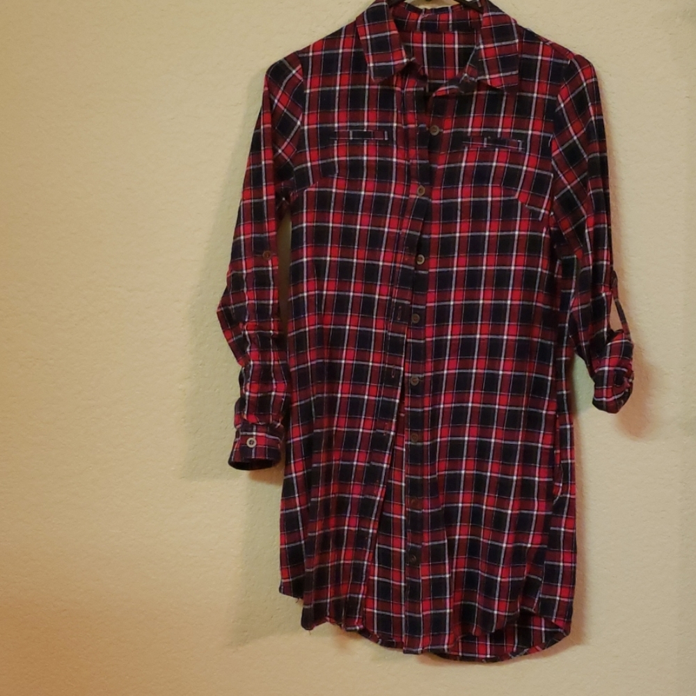 It has side pockets!Flannel button up shirt dress.